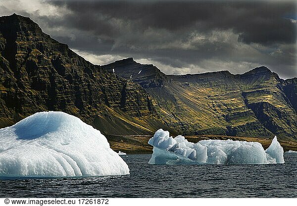 Eisberge  treibende Eisbrocken  Gletschereis  Gletscherlagune  Gletschersee  Gletscherlagune Jökulsárlon  Vatnajökull Gletscher  Südküste  Island  Europa