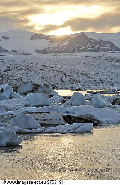 Eisberge und im Hintergrund Gletscher Brei_amerkurjökull  Gletschersee Jökulsarlon  Südküste  Island