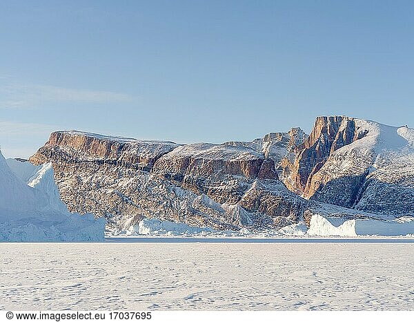 Eisberge vor der Insel Appat  die im Winter im Meereis des Uummannaq-Fjordsystems im Nordwesten Grönlands  weit jenseits des Polarkreises  eingefroren sind. Nordamerika  Grönland  dänisches Gebiet.