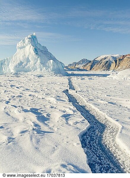 Eisberge vor der Insel Appat  die im Winter im Meereis des Uummannaq-Fjordsystems im Nordwesten Grönlands  weit jenseits des Polarkreises  eingefroren sind. Nordamerika  Grönland  dänisches Gebiet.