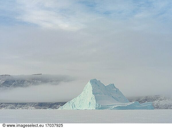 Eisberge vor der Insel Stoeren  die im Winter im Meereis des Uummannaq-Fjordsystems im Nordwesten Grönlands  weit jenseits des Polarkreises  eingefroren sind. Nordamerika  Grönland  dänisches Gebiet.