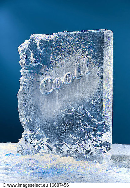 Eisblock-Skulptur mit eingekerbter Kälte.