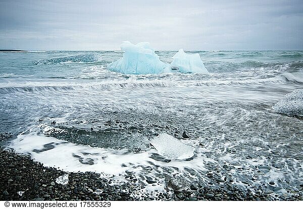 Eisbrocken am schwarzen Lavastrand Diamond beach  Jökulsárlón  Austurland  Island  Europa