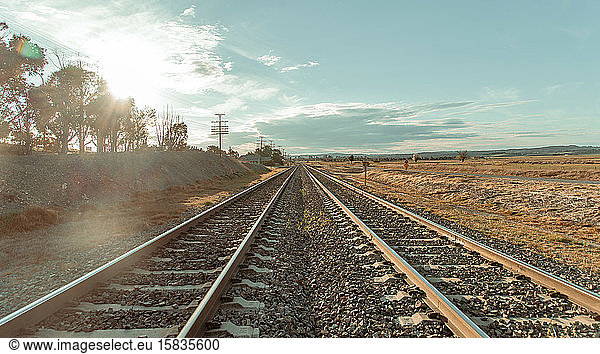 Eisenbahn am Horizont und blauer Himmel
