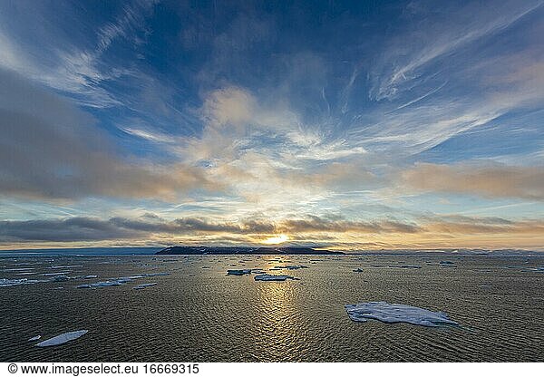 Eisfeld bei Sonnenuntergang  mystische Stimmung  Cirruswolken  Ostküste Grönlands  Dänemark  Europa