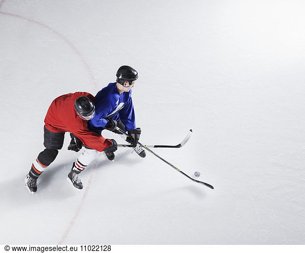 Eishockeyspieler auf dem Weg zum Puck on Ice