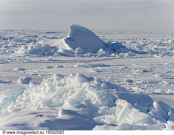 Eisschollen am Ufer der zugefrorenen Diskobucht. Disko-Bucht im Winter  Westgrönland. Amerika  Nordamerika  Grönland  Dänemark.
