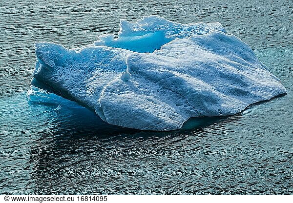 Eisschollen im ruhigen Wasser des Narsaq-Sunds an einem herrlich ruhigen  sonnigen Tag. Blick vom Kreuzfahrtschiff. Narsaq-Sund  Grönland.
