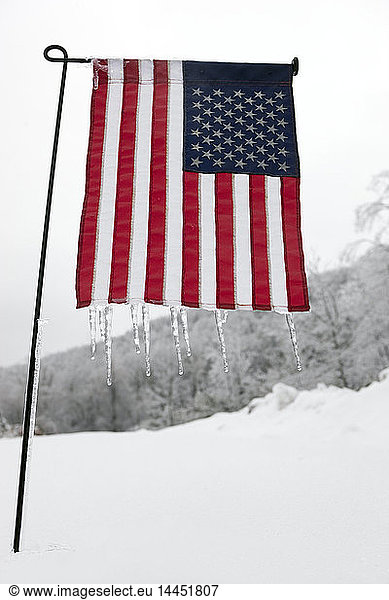 Eiszapfen auf einer amerikanischen Flagge