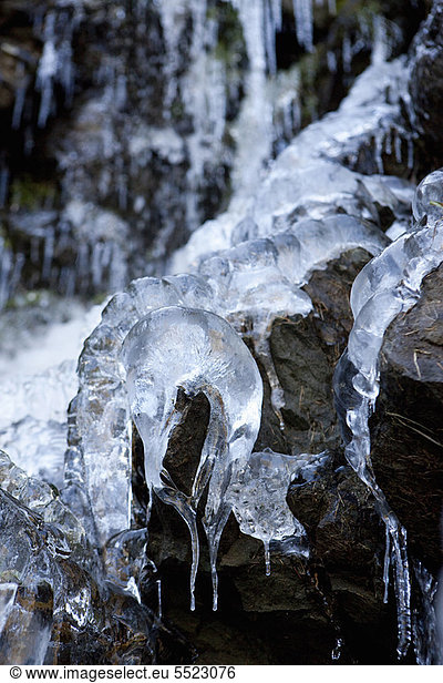 Eiszapfen tropfen über Felsen