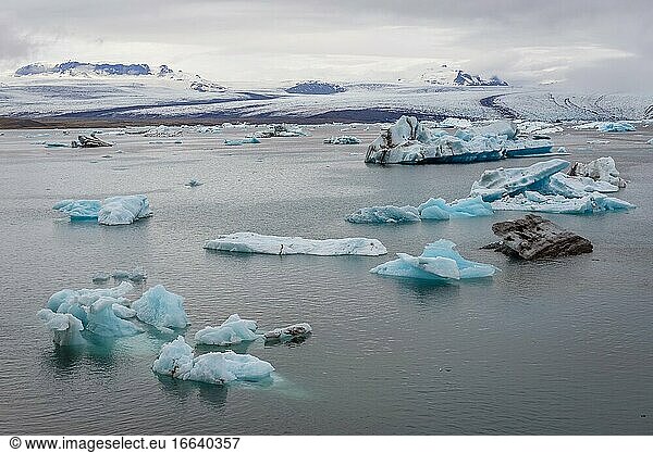 Eiszunge über dem Gletschersee Jokulsarlon am Rande des Vatnajokull-Nationalparks.