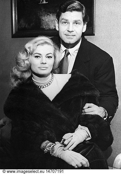 Ekberg  Anita  29.9.1931 - 11.1.2015  schwed. Schauspielerin  Halbfigur  mit Ehemann Anthony Steel  New York  1950er Jahre