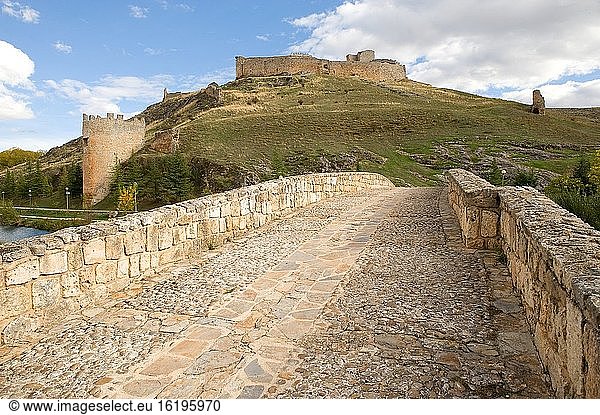 El Burgo de Osma  Burg (10.-11. Jahrhundert) und mittelalterliche Brücke. Provinz Soria  Kastilien und Leon  Spanien.