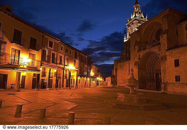 El Burgo de Osma  Ciudad de osma  Kathedralenplatz  Provinz Soria  Castilla Leon  Spanien  Europa