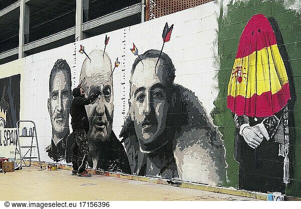 El grafitero Roc Blackblock vuelve a pintar el grafiti que el ayuntamiento de Barcelona hab?a borrado hace 15 d?as para pedir la libertad de Pablo Hasel 21 de febrero de 2021 Barcelona Catalu?a Espa?a