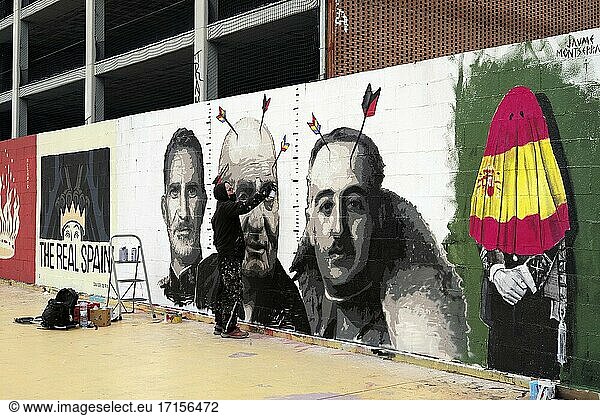 El grafitero Roc Blackblock vuelve a pintar el grafiti que el ayuntamiento de Barcelona hab?a borrado hace 15 d?as para pedir la libertad de Pablo Hasel 21 de febrero de 2021 Barcelona Catalu?a Espa?a