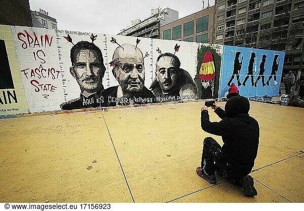 El grafitero Roc Blackblock vuelve a pintar el grafiti que el ayuntamiento de Barcelona hab?a borrado hace 15 d?as para pedir la libertad de Pablo Hasel 21 de febrero de 2021 Barcelona Catalu?a Espa?a