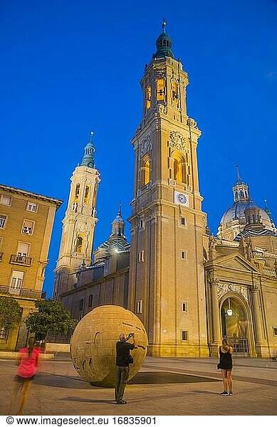 El-Pilar-Basilika  Nachtansicht. Zaragoza  Spanien.