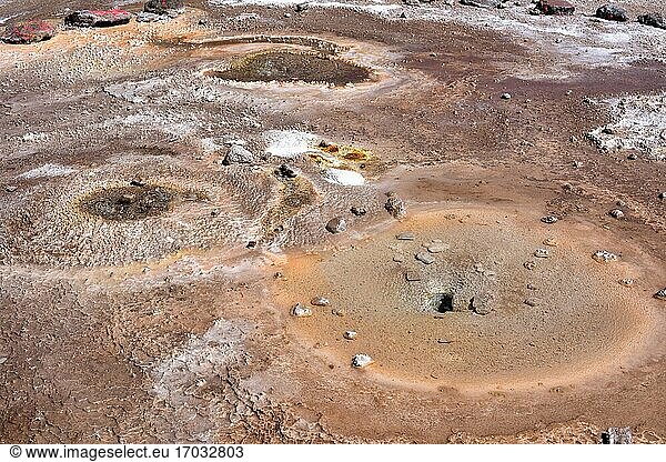 El Tatio Geysirfeld. Geysirkegel aus Geyserit  einer Art opalem Siliziumdioxid. San Pedro de Atacama  Antofagasta  Chile.