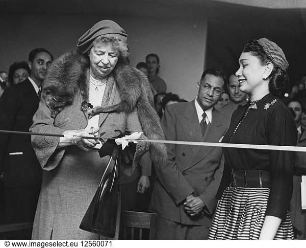 Eleanor Roosevelt eröffnet das Geschenkzentrum im Gebäude der UN-Generalversammlung  New York  USA  1952. Künstler: Unbekannt