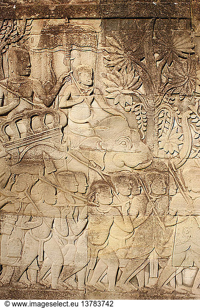 Elefanten und Krieger. Reliefskulptur auf der östlichen Außengalerie des Bayon.