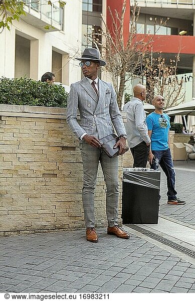 Elegant gekleideter afrikanischer Mann in Melrose Arch  Johannesburg  Südafrika