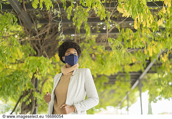 elegante afrikanische Frau mit Gesichtsmaske