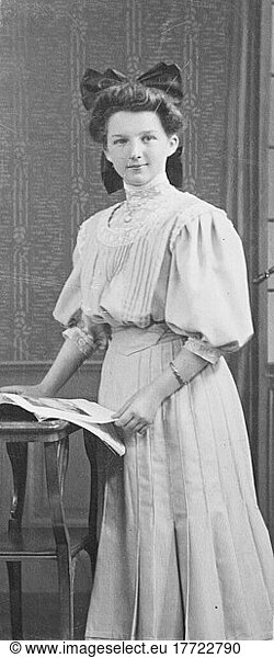 Elegante junge Frau mit einem Buch  1890  Deutschland  Historisch  digitale Reproduktion einer Originalvorlage aus dem 19. Jahrhundert  Europa