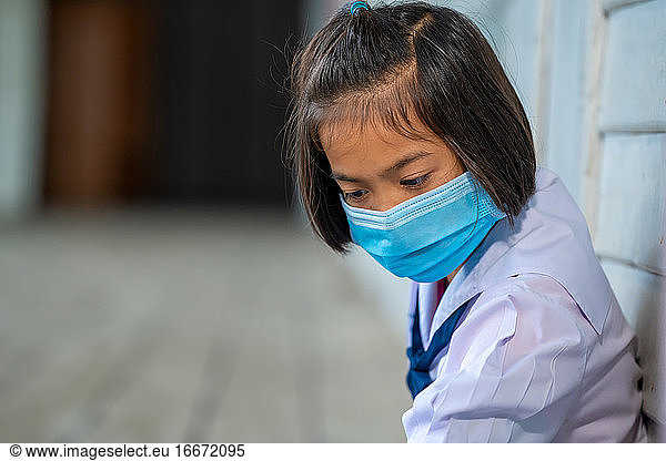 Elementary school students wearing disease prevention masks Chil