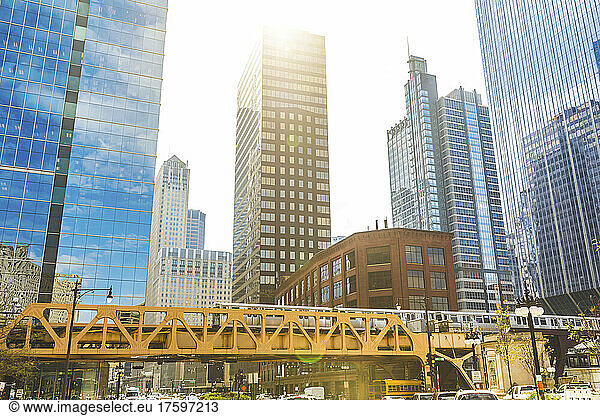 Elevated train and skyscraper on sunny day  Chicago  USA