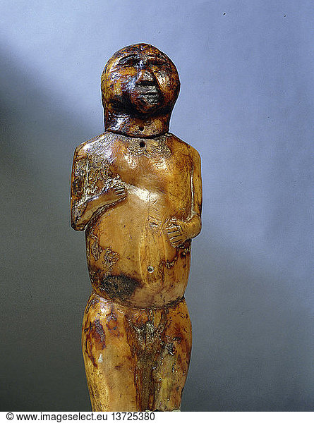 Elfenbeinfigur eines Mannes. Der Kopf war abgebrochen und wurde durch Bohren wieder befestigt. USA/Alaska. Alte Beringmeer-Kultur. 250 V. CHR. 100 N. CHR.