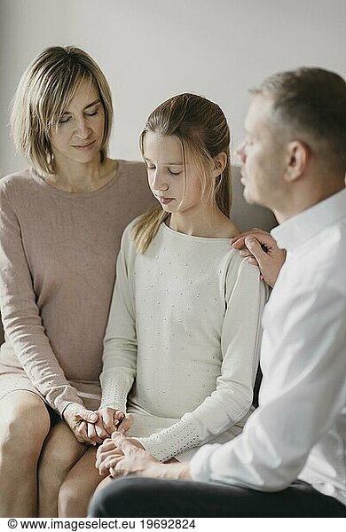 Elterntochter beten gemeinsam zu Hause