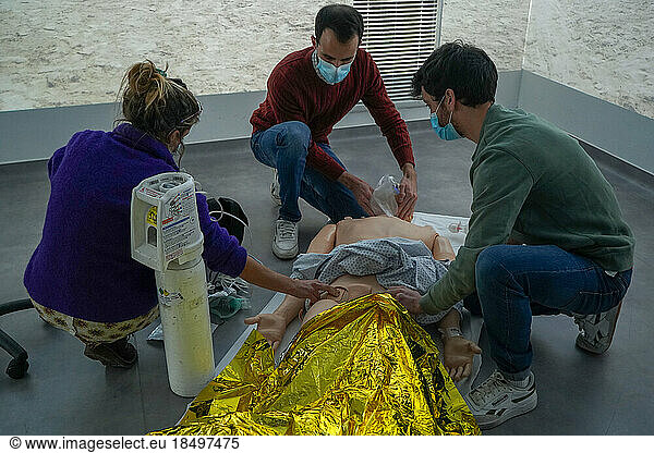 Emergency medicine students attends a circumstantial emergency simulation course led by two emergency physicians. Simulation of a drowning case at the beach. Realistic images and sound are projected all around the room to immerse students in total immersion. A young girl came up to the water's edge in cardiac arrest.