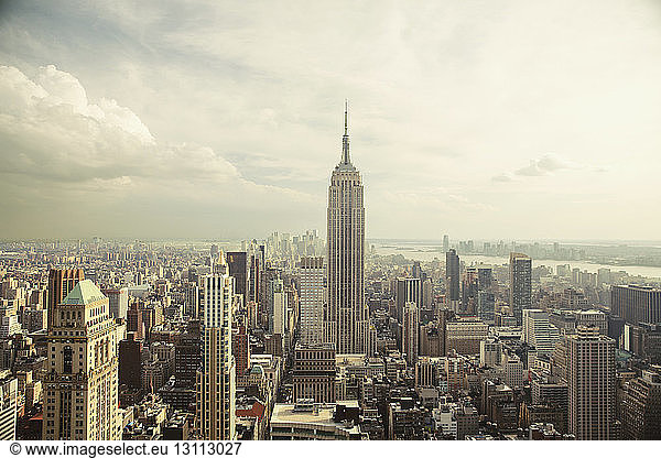 Empire State Building inmitten der Stadtlandschaft gegen den Himmel