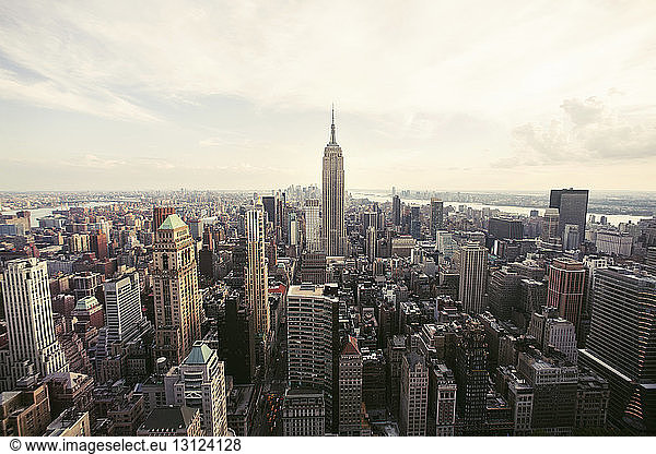Empire State Building inmitten der Stadtlandschaft gegen den Himmel