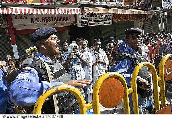 Endlose Schlange von Pilgern am Shivaratri-Tag in Benares zum Abschluss der Kumbh Mela mit der Delhi Civil Guard als Verstärkung  UP  Indien.