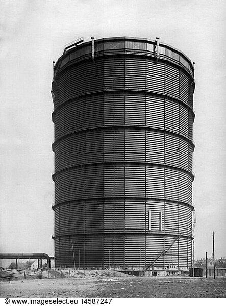 energy  gas  waterless gas holder  built 1925/1926 for the Hamborn gas company  Duisburg  Germany  exterior view  Ruhr area  Ruhr Valley  gas tank  gas holder  gas tanks  gas holders  building  buildings  1920s  20s  Germany  tower  towers  historic  historical  20th century