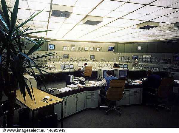 energy  nuclear power  nuclear power plant  Isar 2  Markt Essenbach  Lower Bavaria  Germany  interior view  control room  1991  computer  Ohu  electricity  1990s  90s  20th century  historic  historical  people