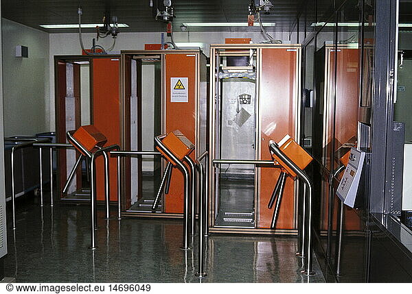 energy  nuclear power  power plant Isar II  Essenbach  Bavaria  West Germany  interior view  chambers to meassure radioactiv contamination  1993  OHU 2  security zone  radioactivity  1990s  90s  20th century  historic  historical _NOT