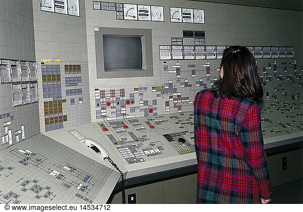 energy  nuclear power  power plant Isar II  Essenbach  Bavaria  West Germany  interior view  control section  part of central control unit  1993  OHU 2  computer  security zone  radioactivity  1990s  90s  20th century  historic  historical  woman  women  female _NOT  people