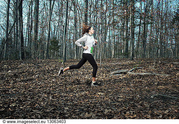 Engagierte Frau joggt im Wald
