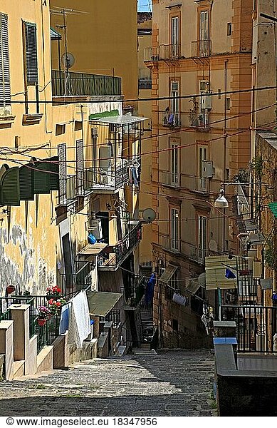 Enge Gasse in der Altstadt von Neapel  Kampanien  Italien  Europa