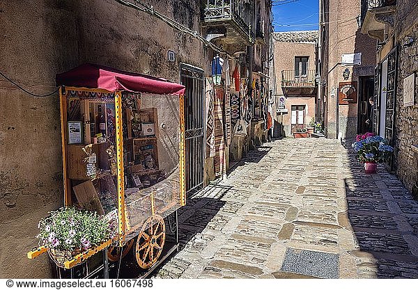 Enge Straße in der historischen Stadt Erice auf dem Berg Erice in der Provinz Trapani in Sizilien  Süditalien.