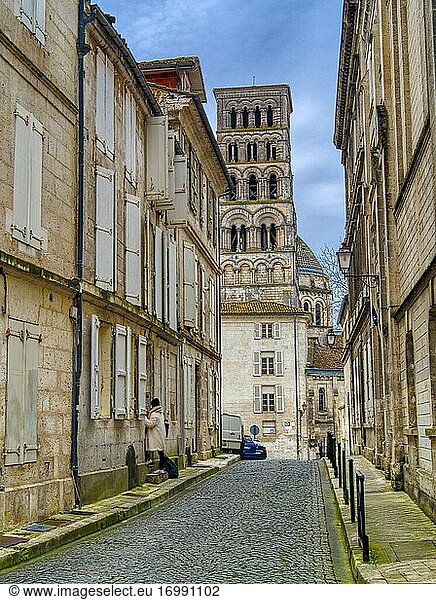 Enge Straße mit der Kathedrale von Angouleme  Angouleme  Departement Charente  Nouvelle-Aquitaine  Frankreich.