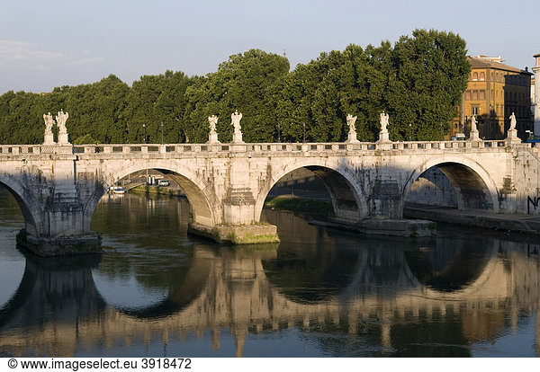 Engelsbrücke mit Spiegelung  Rom  Italien  Europa