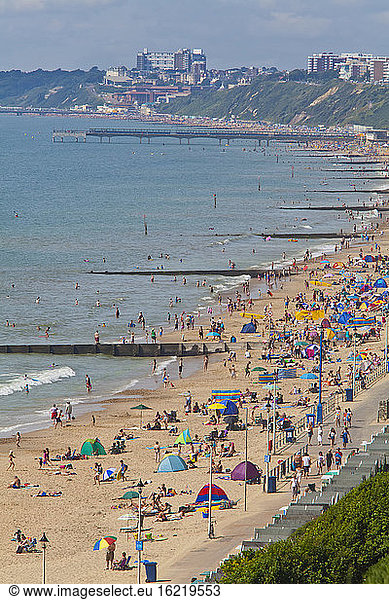 England  Menschen am Strand von Bournemouth