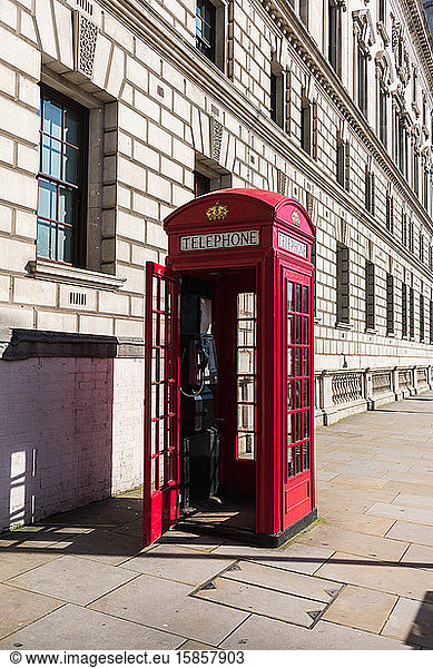 Englische Telefonzelle beim Westminster-Palast