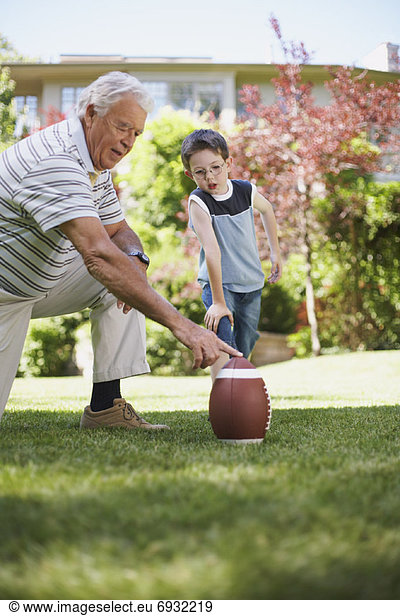 Enkelsohn Großvater Football spielen