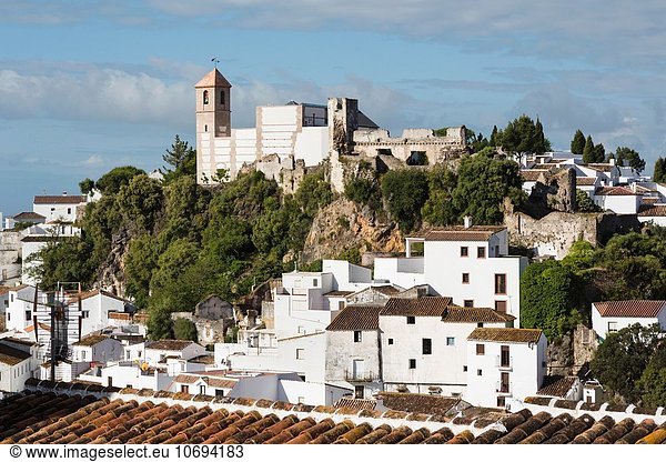 entfernt Berg Stadt kurz kurze kurzes kurzer Süden gekalkt typisch Andalusien Casares