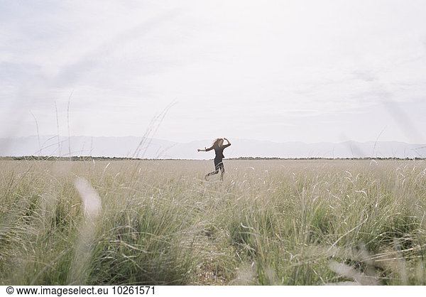entfernt Frau rennen lang langes langer lange Ansicht Gras